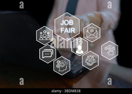 Concetto di ricerca e reclutamento per la fiera del lavoro. Una persona utilizza un laptop con icone digitali per la fiera del lavoro, la revisione del curriculum, i candidati, i colloqui in chat e l'assunzione, Foto Stock