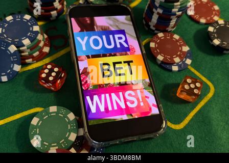 Concetto di poker online. Smartphone e poker chip su sfondo verde. Banner poker online. Spazio di copia. Vignettatura. Posiziona per testo. Gioco d'azzardo Foto Stock