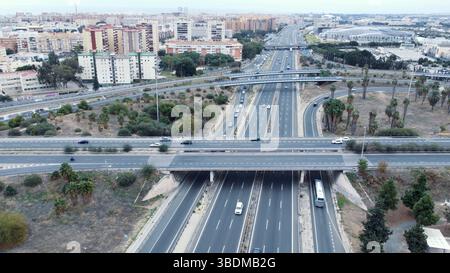 Città moderna con questa splendida vista aerea di un vivace crocevia urbano. l'intricata rete di autostrade e strade che convergono in una centrale Foto Stock
