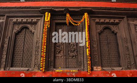 India, Uttar Pradesh, Varanasi, Shri Samrajyeshwar Pashupatinath Mahadev Mandir sulla riva del fiume Gange. Foto Stock