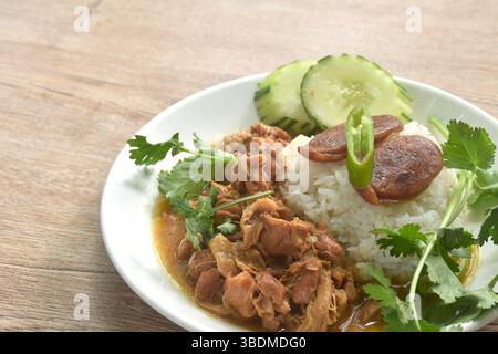 pollo al vapore in salsa salata, riso con peperoncino e cetriolo nel piatto Foto Stock