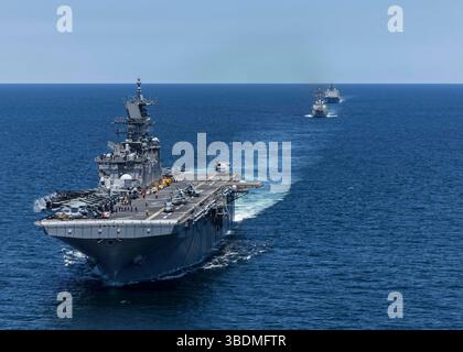 OCEANO ATLANTICO (22 maggio 2025) la nave d'assalto anfibio classe Wasp USS Iwo Jima (LHD 7), il cacciatorpediniere missilistico guidato classe Arleigh Burke USS Gonzal Foto Stock