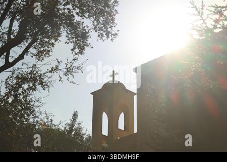 Un campanile con una croce in cima alla chiesa di San Rafca ad Ayto, in Libano Foto Stock