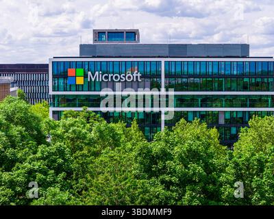 MONACO DI BAVIERA, GERMANIA - 25 MAGGIO 2025: Logo Microsoft nell'edificio degli uffici dell'azienda situato a Monaco di Baviera, Germania logo Microsoft nell'edificio degli uffici dell'azienda Foto Stock