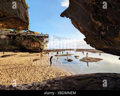 Uluwatu, Bali, Indonesia - 15 maggio 2025: Vista dei turisti sulla spiaggia di Suluban a Uluwatu Foto Stock