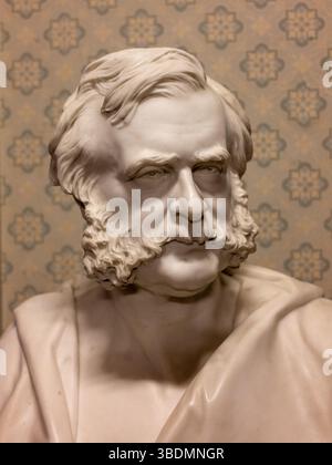 Scultura del busto di marmo di George Thomas Clark di Joseph Edwards nel Cyfarthfa Castle Museum and Art Gallery Merthyr Tydfil Galles del Sud Regno Unito Foto Stock