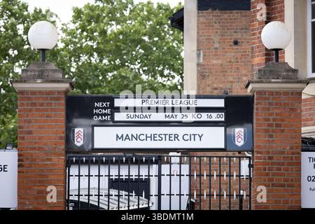 Londra, Regno Unito. 25 maggio 2025. Vista generale dello stadio fuori dal Craven Cottage prima della partita tra Fulham FC e Manchester City FC di Premier League al Craven Cottage, Londra, Inghilterra, Regno Unito il 25 maggio 2025 credito: Ian Stephen/Every Second Media Credit: Every Second Media/Alamy Live News Foto Stock