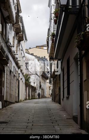Strada stretta nella parte vecchia della città, Viveiro, Galizia, Spagna Foto Stock