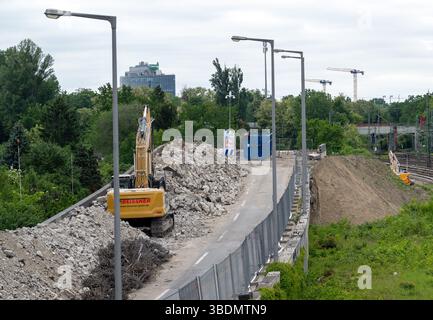 Berlino, Germania. 25 maggio 2025. Un escavatore si trova tra cumuli di macerie nel cantiere sulla superstrada A100 vicino all'ICC dopo la demolizione del ponte Ringbahn. Circa 1,9 chilometri di superstrada, compresi gli svincoli e diversi ponti, devono essere rinnovati presso l'incrocio Funkturm, che è stato costruito negli anni '1960 È inoltre prevista una nuova giunzione di Messedamm. Credito: Soeren Stache/dpa/ZB/dpa/Alamy Live News Foto Stock
