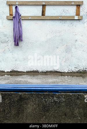 Quiete dimenticata sull'appendiabiti in legno all'aperto. Foto Stock