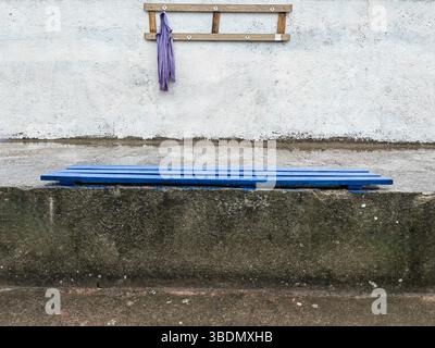 Quiete dimenticata sull'appendiabiti in legno all'aperto. Foto Stock