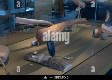 Nel nuovo museo Fossilea, nella regione francese del Beaujolais, le mostre spiegano come i primi umani hanno realizzato gli strumenti utilizzando le rocce e il legno disponibili. Foto Stock