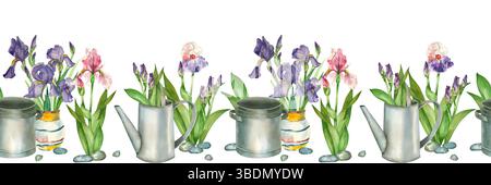 Bordo floreale ad acquerello senza cuciture. Fiori Iris rosa, viola, annaffiatoio, pentola, vaso con fiori, ciottoli, boccioli di fiori. Tutti gli oggetti sono mano Foto Stock
