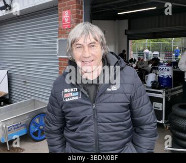 Ex campione del mondo di motociclismo "Rocket" Ron Haslam. Ritratto nel retro di Oulton Park Pits 2025 Foto Stock