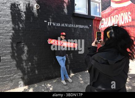 I tifosi del Liverpool posano per una foto prima della partita di Premier League ad Anfield, Liverpool. Data foto: Domenica 25 maggio 2025. Foto Stock