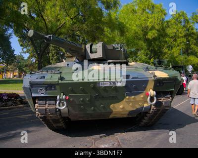 Nuovo e moderno veicolo blindato Lynx camuffato a Budapest. Budapest, Ungheria – 20 agosto 2024 Foto Stock