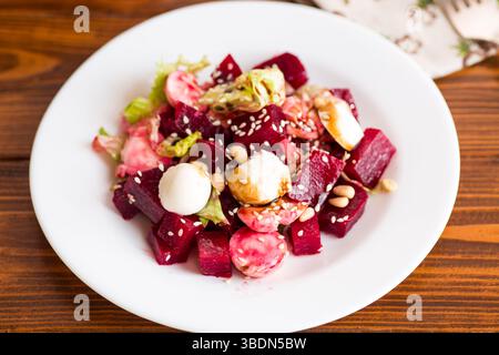 Insalata di verdure sana con formaggio e barbabietole bollite. Foto Stock