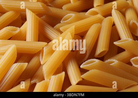 Penne crude biologiche, vista dall'alto. Molta pasta. Foto Stock