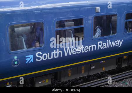 Clapham Junction Londra, Regno Unito. 25 maggio 2025. Un treno sud-occidentale a Clapham Junction. La South Western Railway diventa il primo franchising ferroviario ad essere rinazionalizzato dal nuovo governo laburista sotto il marchio Great British Railways come parte del manifesto elettorale laburista . L'operatore ferroviario passò ufficialmente sotto la proprietà pubblica intorno alle 2 di domenica - e il primo viaggio, le 5.36 da Woking, fu in parte un servizio di autobus sostitutivo ferroviario a causa di lavori di ingegneria. Accreditare Amer Ghazzal/Alamy Live News Foto Stock