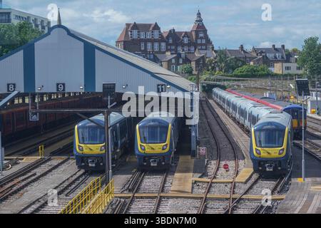 Clapham Junction Londra, Regno Unito. 25 maggio 2025. Treni South Western a Clapham Junction. La South Western Railway diventa il primo franchising ferroviario ad essere rinazionalizzato dal nuovo governo laburista sotto il marchio Great British Railways come parte del manifesto elettorale laburista . L'operatore ferroviario passò ufficialmente sotto la proprietà pubblica intorno alle 2 di domenica - e il primo viaggio, le 5.36 da Woking, fu in parte un servizio di autobus sostitutivo ferroviario a causa di lavori di ingegneria. Accreditare Amer Ghazzal/Alamy Live News Foto Stock