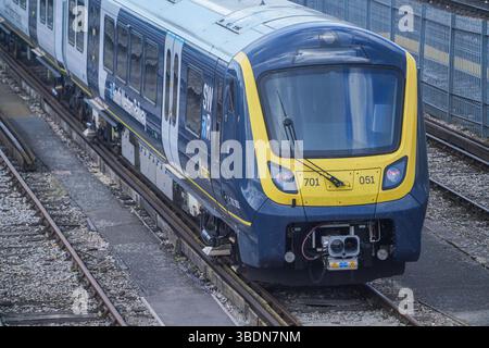 Clapham Junction Londra, Regno Unito. 25 maggio 2025. Un treno sud-occidentale a Clapham Junction. La South Western Railway diventa il primo franchising ferroviario ad essere rinazionalizzato dal nuovo governo laburista sotto il marchio Great British Railways come parte del manifesto elettorale laburista . L'operatore ferroviario passò ufficialmente sotto la proprietà pubblica intorno alle 2 di domenica - e il primo viaggio, le 5.36 da Woking, fu in parte un servizio di autobus sostitutivo ferroviario a causa di lavori di ingegneria. Accreditare Amer Ghazzal/Alamy Live News Foto Stock