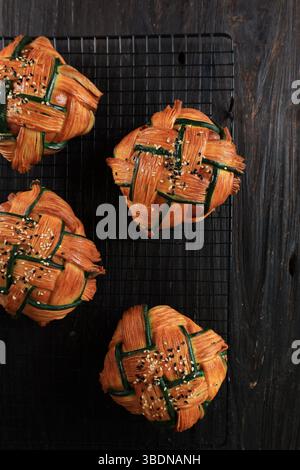 Cropat Croissant Ketupat, pasticceria con ripieno di manzo per Eid al Fitr Celebration, cibo virale in Indonesia e Malesia Foto Stock