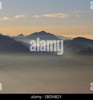 Radunare la luce sulle montagne... Panorama alpino * Kleinwalsertal *, alpi europee, vista romantica da Oberstdorf verso Kleinwalsertal, Germania. Foto Stock