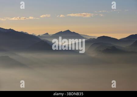 Radunare la luce sulle montagne... Panorama alpino * Kleinwalsertal *, alpi europee, vista romantica da Oberstdorf verso Kleinwalsertal, Germania. Foto Stock
