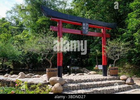 Pekanbaru, Indonesia - 8 dicembre 2025: Cancello in stile giapponese con scritta Asia Farm Foto Stock