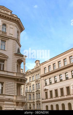 Vista panoramica delle case tradizionali lungo un'affascinante strada di Praga, Repubblica Ceca. Architettura storica europea. Foto Stock