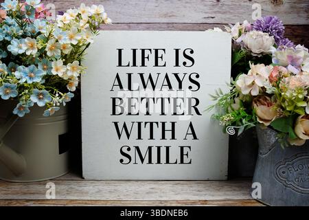 La vita è sempre migliore con Un sorriso motivazionale e con citazioni ispiratrici Foto Stock
