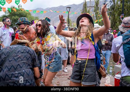 Un gruppo di Revellers che ballano e si divertono al Carnevale annuale di Tilcara, nella provincia di Jujuy, Argentina. Foto Stock