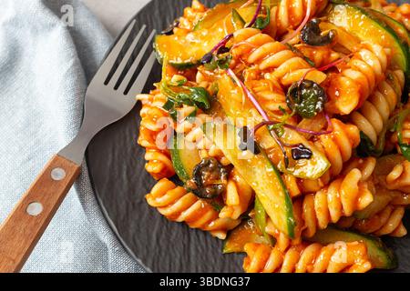 Insalata di pasta Fusilli con salsa di pomodoro Foto Stock
