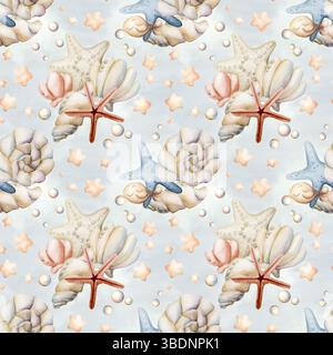 Sea Shells Starfishes Pearls. Acquerello dipinto a mano motivo estivo senza cuciture su sfondo blu. Graziosa vita marina oceanica color pastello neutro per Foto Stock