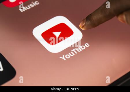 In questa illustrazione fotografica una persona tocca l'applicazione Google YouTube su un tablet il 24 maggio 2025 a nuova Delhi, India, Asia Foto Stock