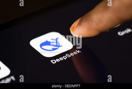 In questa foto, una persona tocca l'icona dell'app Deepseek su un tablet il 24 maggio 2025 a nuova Delhi, India, Asia Foto Stock