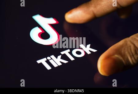 In questa illustrazione fotografica una persona che naviga tocca l'applicazione TikTok su un tablet il 24 maggio 2025 a nuova Delhi, India, Asia Foto Stock
