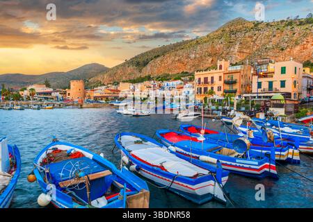 Palermo, Sicilia, Italia nella zona di Mondello all'alba. Foto Stock