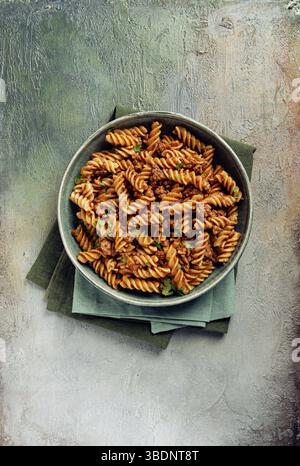 Pasta marina, pasta con carne macinata, pasta fatta in casa, fusilli, non c'è gente Foto Stock