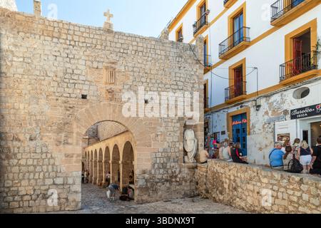La fortezza medievale di Dalt Vila e le stradine pittoresche nel vecchio quartiere di Eivissa sull'isola spagnola di Ibiza. Foto Stock
