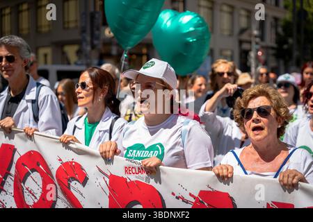 Madrid, Spagna. 25 maggio 2025. Diversi manifestanti tengono uno striscione e gridano durante la manifestazione "Salvemos nuestra Sanidad Publica" il 25 maggio 2025 a Madrid, Spagna. (Crediti: Miguel Escavias/Alfa Images/Alamy Live News) crediti: Alfa Images/Alamy Live News Foto Stock
