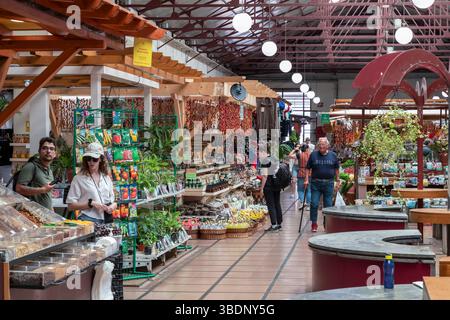 Gente che guarda intorno al famoso mercato - Mercado dos Lavradores, a Funchal, Madeira. Foto Stock