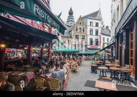 Persone che si godono sulla terrazza nel centro storico di Anversa, in Belgio. Foto Stock