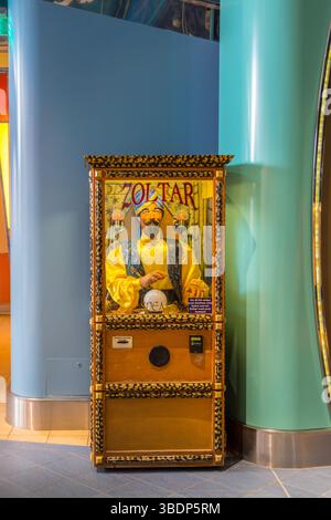 Macchina arcade Zoltar per raccontare la fortuna sulla nave da crociera Royal Caribbean Allure of the Seas Foto Stock