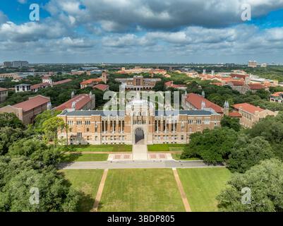 Veduta aerea di Lovett Hall, il pezzo forte della Rice University, si erge orgogliosamente come il primo edificio completato nel campus nel 1912. Foto Stock