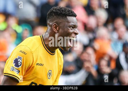 #5, Marshall Munetsi del Wolverhampton Wanderers celebra il suo gol durante la partita di Premier League tra Wolverhampton Wanderers e Brentford a Molineux, Wolverhampton, domenica 25 maggio 2025. (Foto: Stuart Leggett | mi News) crediti: MI News & Sport /Alamy Live News Foto Stock