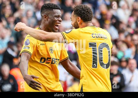 #5, Marshall Munetsi del Wolverhampton Wanderers si congratula per il suo gol con il #10, Matheus Cunha del Wolverhampton Wanderers durante la partita di Premier League tra Wolverhampton Wanderers e Brentford a Molineux, Wolverhampton domenica 25 maggio 2025. (Foto: Stuart Leggett | mi News) crediti: MI News & Sport /Alamy Live News Foto Stock