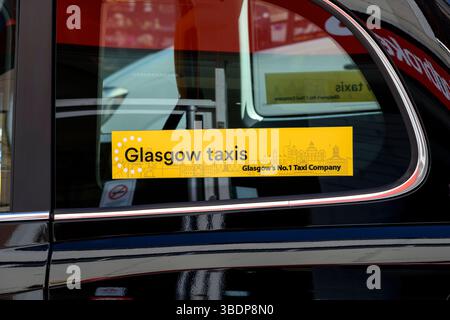La compagnia di taxi numero 1 di Glasgow firma alla finestra di un taxi nero, Scozia, Regno Unito, Europa Foto Stock