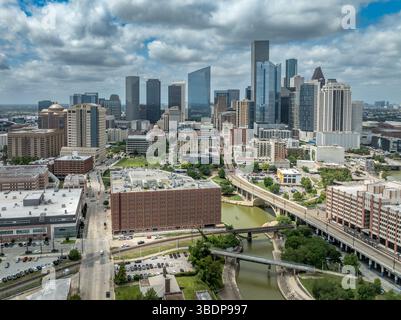 Vista panoramica aerea del centro di Houston con grattacieli, quartiere dei teatri, Buffalo Bayou, edifici municipali, autostrade Foto Stock