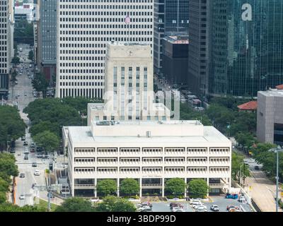 Veduta aerea dell'Art Deco Houston City Hall nel centro città, sede della politica locale, delle elezioni e degli scandali Foto Stock